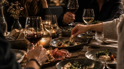 Das Gsieser Tal, ganz nah. Und doch wie ein kleines Geheimnis. Gesellige Mahlzeit mit Wein, Kerzenlicht, Brot und verschiedenen Speisen